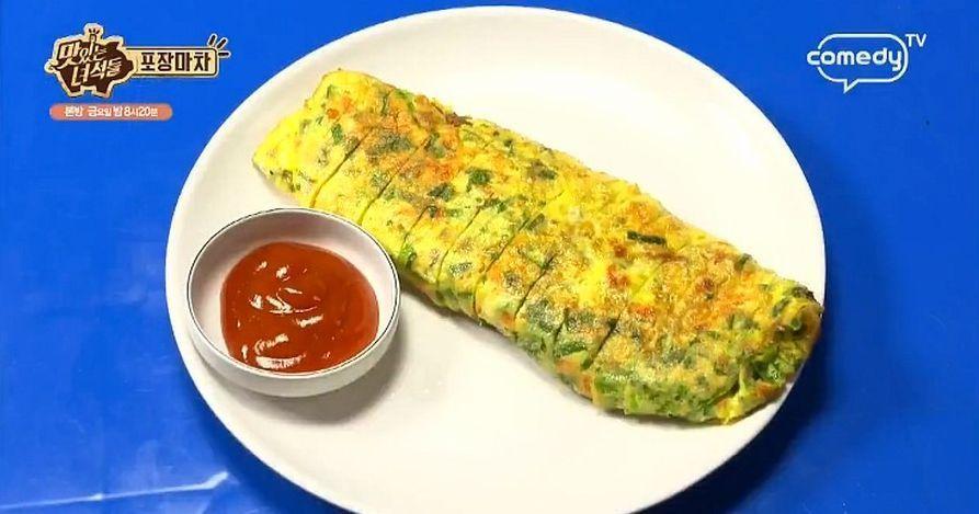 厚實的韓國雞蛋捲搭配番茄醬，呈現韓國小菜的獨特佐餐魅力及布帳馬車風情。